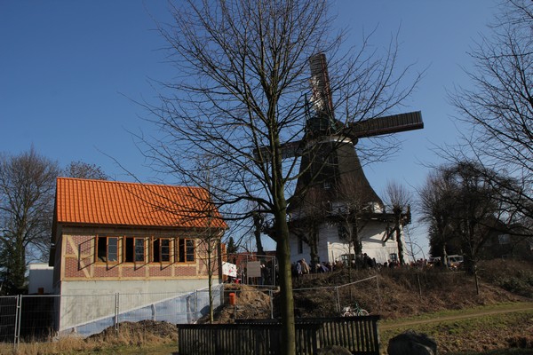 Windmühle Johanna und das Backhaus bei der Einweihungsfeier