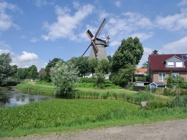 Windmühle in idyllischer Umgebung